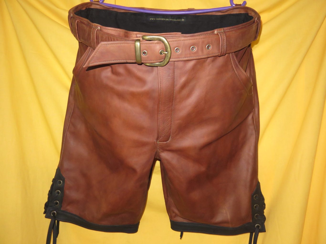 Kurze Lederhose mit Schnürung